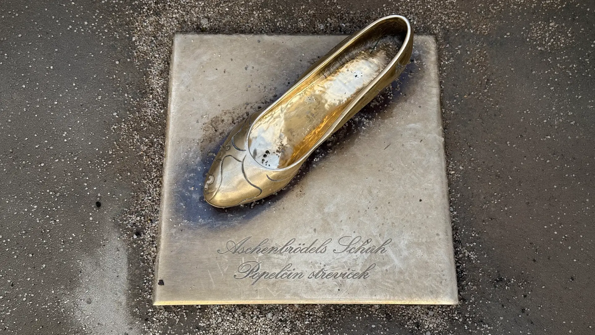 Treppe an der Ostseite von Schloss Moritzburg mit dem Bronzeschuh aus Drei Haselnüsse für Aschenbrödel
