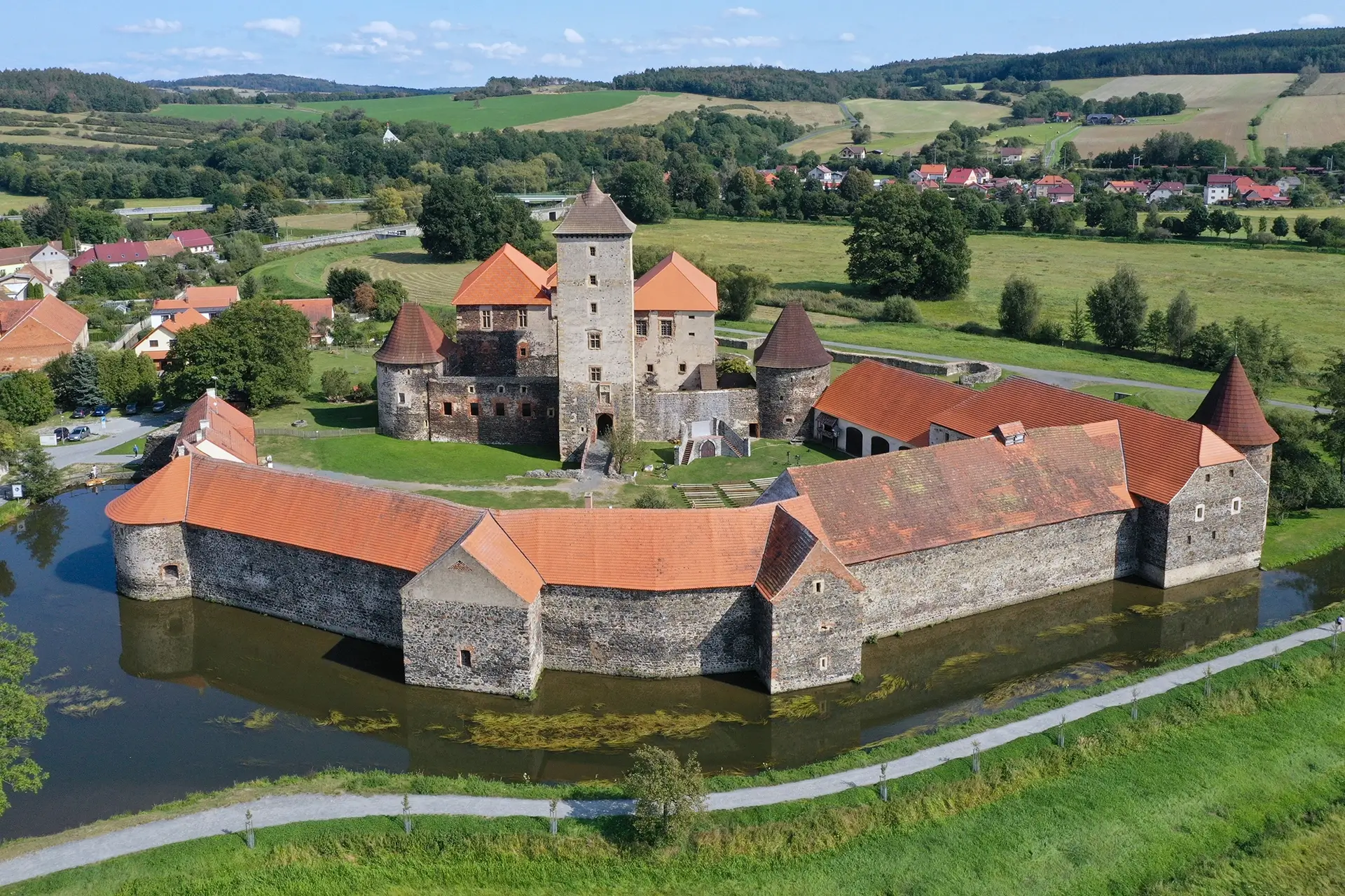Außenansicht der Wasserburg Švihov im Sommer